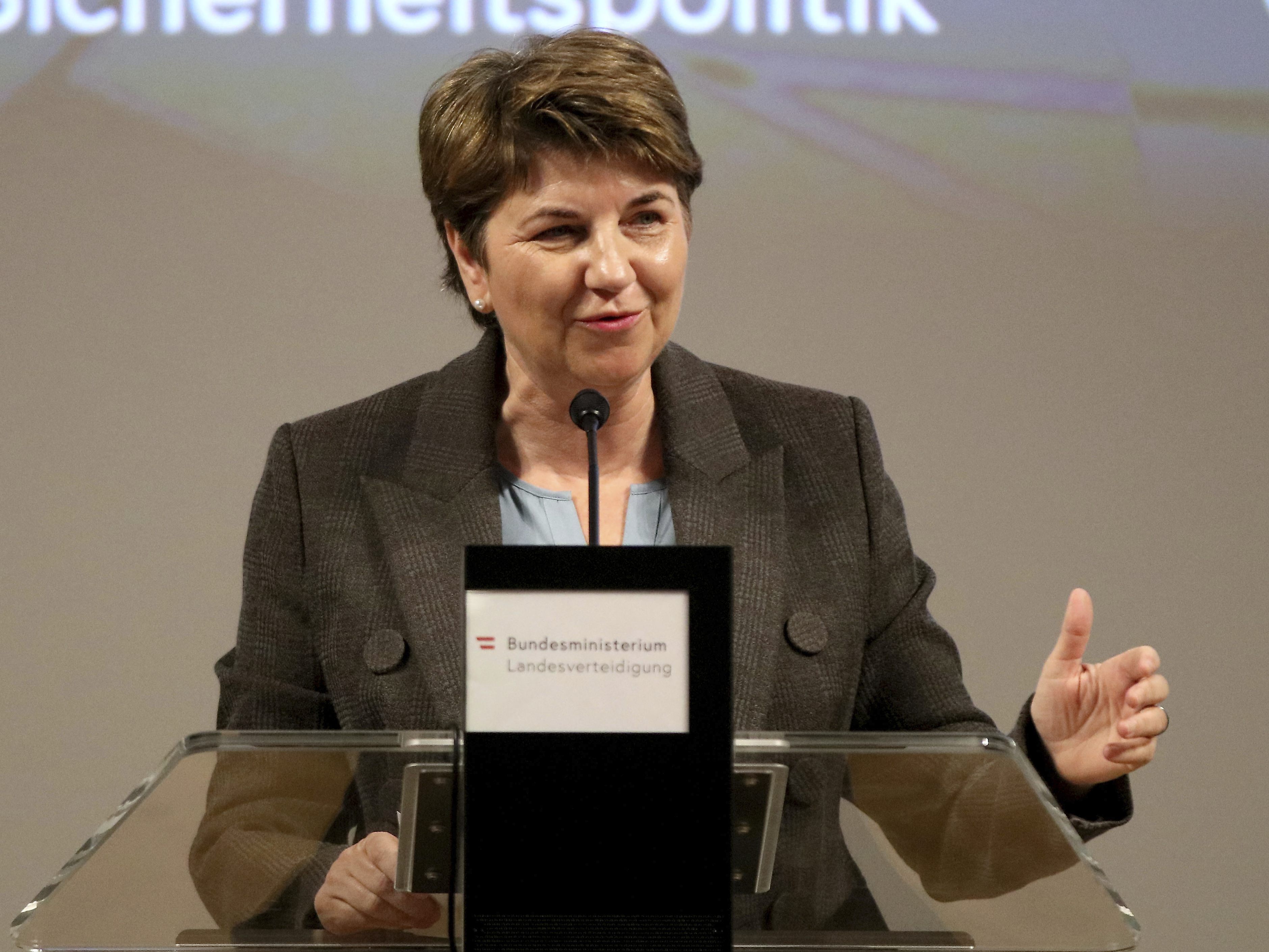 Die Schweizer Verteidigungsministerin unterzeichnet den Beitritt zu "Sky Shield". Die Schweizer Verteidigungsministerin unterzeichnet den Beitritt zu "Sky Shield".