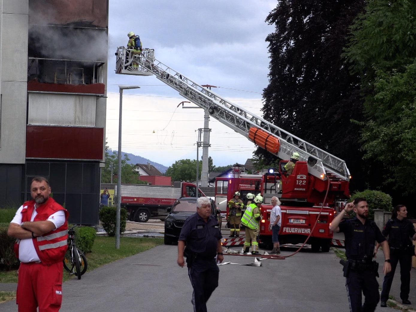 Das Feuer breitete ich vom Balkon auf die Wohnung aus. Das Feuer breitete ich vom Balkon auf die Wohnung aus.