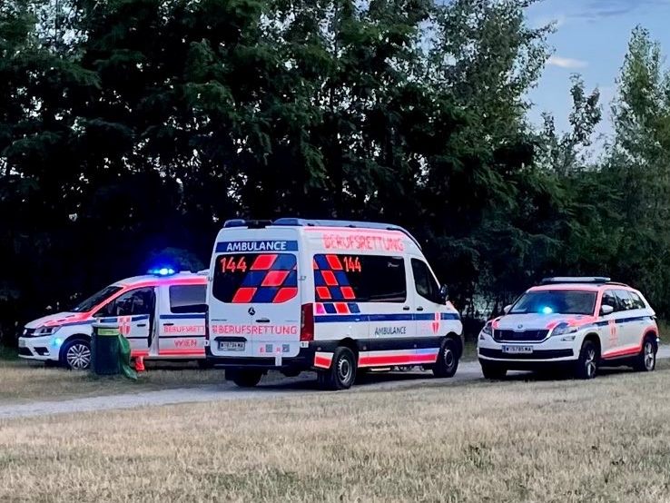 Der 7-Jährige, der beim Baden in Wien-Donaustadt untergegangen war, schwebt seither in Lebensgefahr. Der 7-Jährige, der beim Baden in Wien-Donaustadt untergegangen war, schwebt seither in Lebensgefahr.