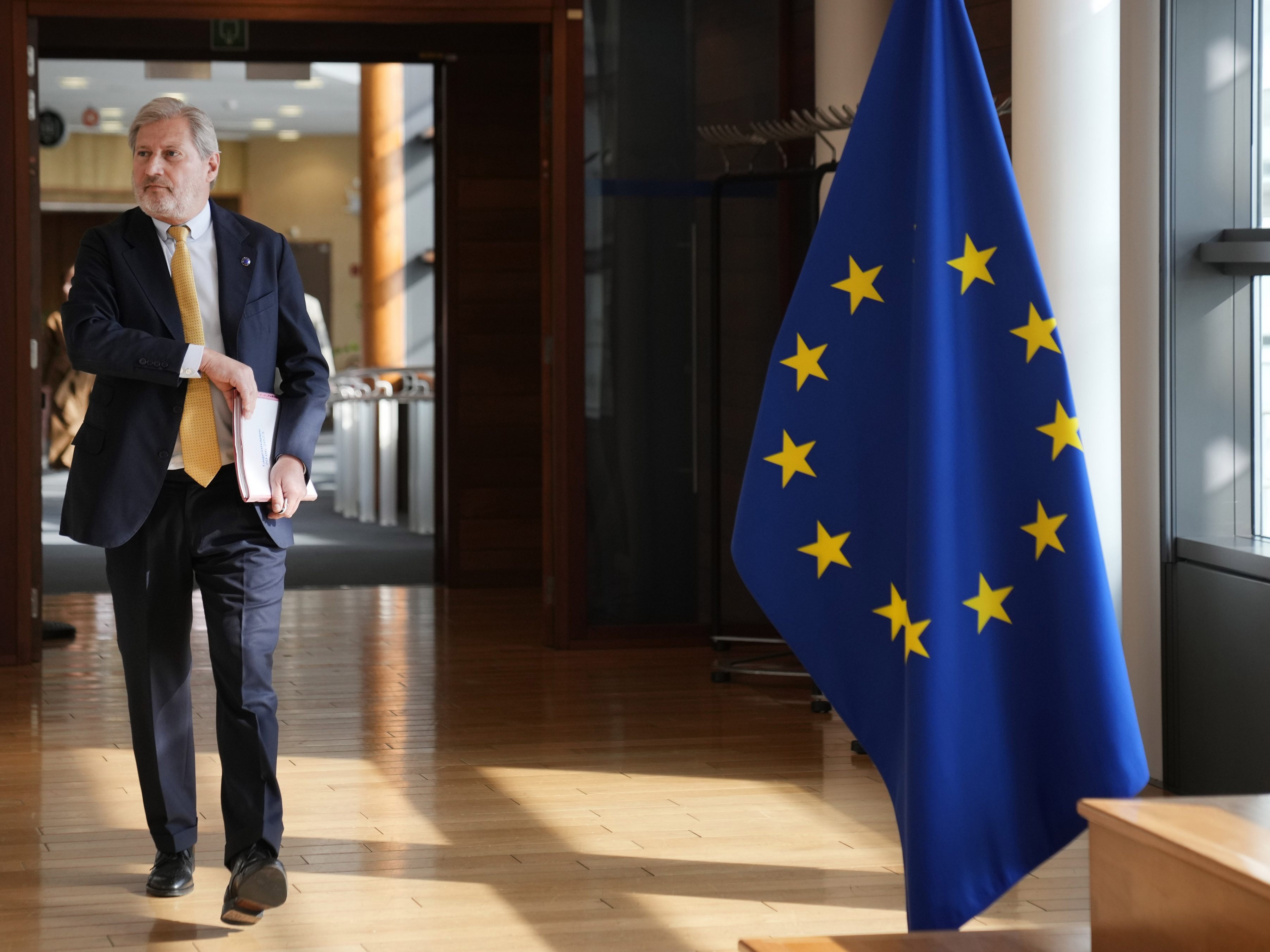 Hahn erteilt erneut der Umverteilung von EU-Mitteln eine Absage. Hahn erteilt erneut der Umverteilung von EU-Mitteln eine Absage.