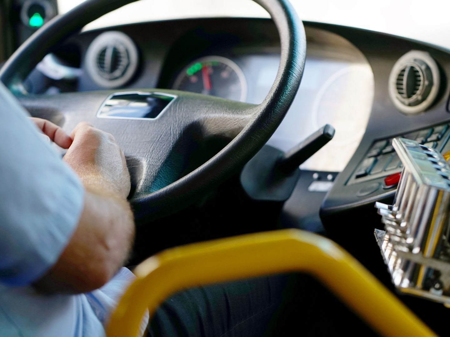 In Tirol wurde ein Busfahrer von einer aggressiven Frau attackiert, weil der Bus Verspätung hatte. In Tirol wurde ein Busfahrer von einer aggressiven Frau attackiert, weil der Bus Verspätung hatte.
