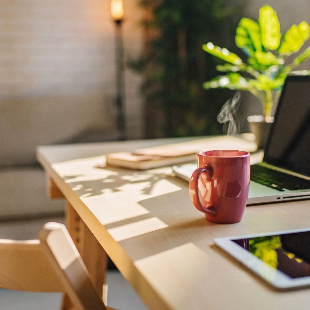 Die Arbeitnehmer wünschen sich mehr Home-Office-Tage, arbeiten aber mehr am Firmenstandort, als vom Arbeitgeber vorgesehen.