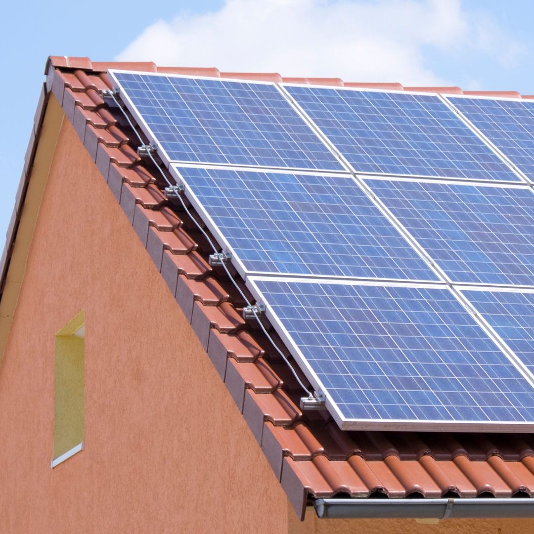 Durch den Ausbau von privaten Photovoltaik-Anlagen wird weniger Strom aus dem öffentlichen Netz bezogen.