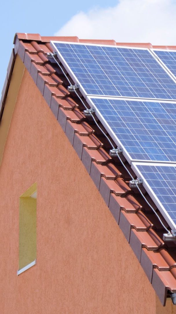 Durch den Ausbau von privaten Photovoltaik-Anlagen wird weniger Strom aus dem öffentlichen Netz bezogen.