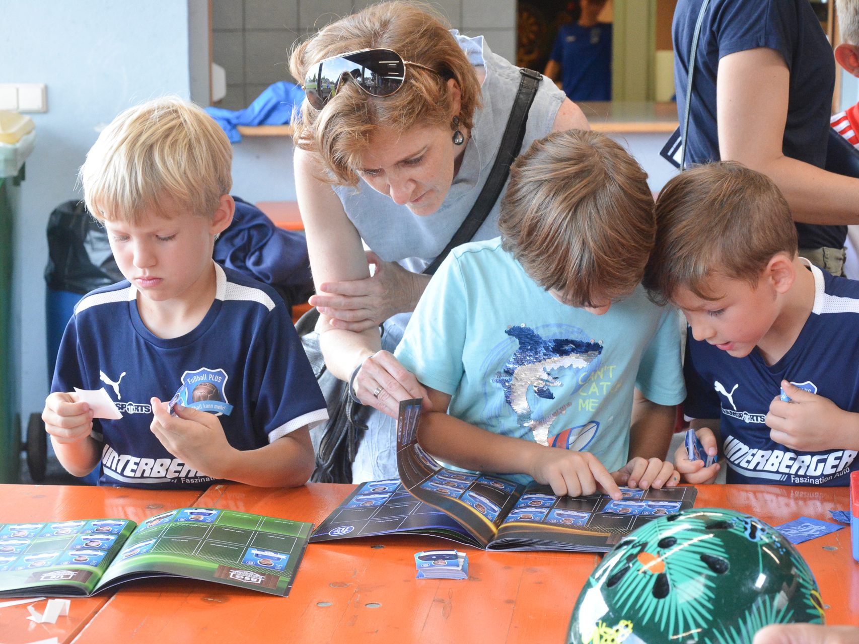 Bei der ersten Tauschbörse der FC-Sticker wurden die Kinder fündig und konnten die noch fehlenden Karten in ihr Heft einkleben. Bei der ersten Tauschbörse der FC-Sticker wurden die Kinder fündig und konnten die noch fehlenden Karten in ihr Heft einkleben.