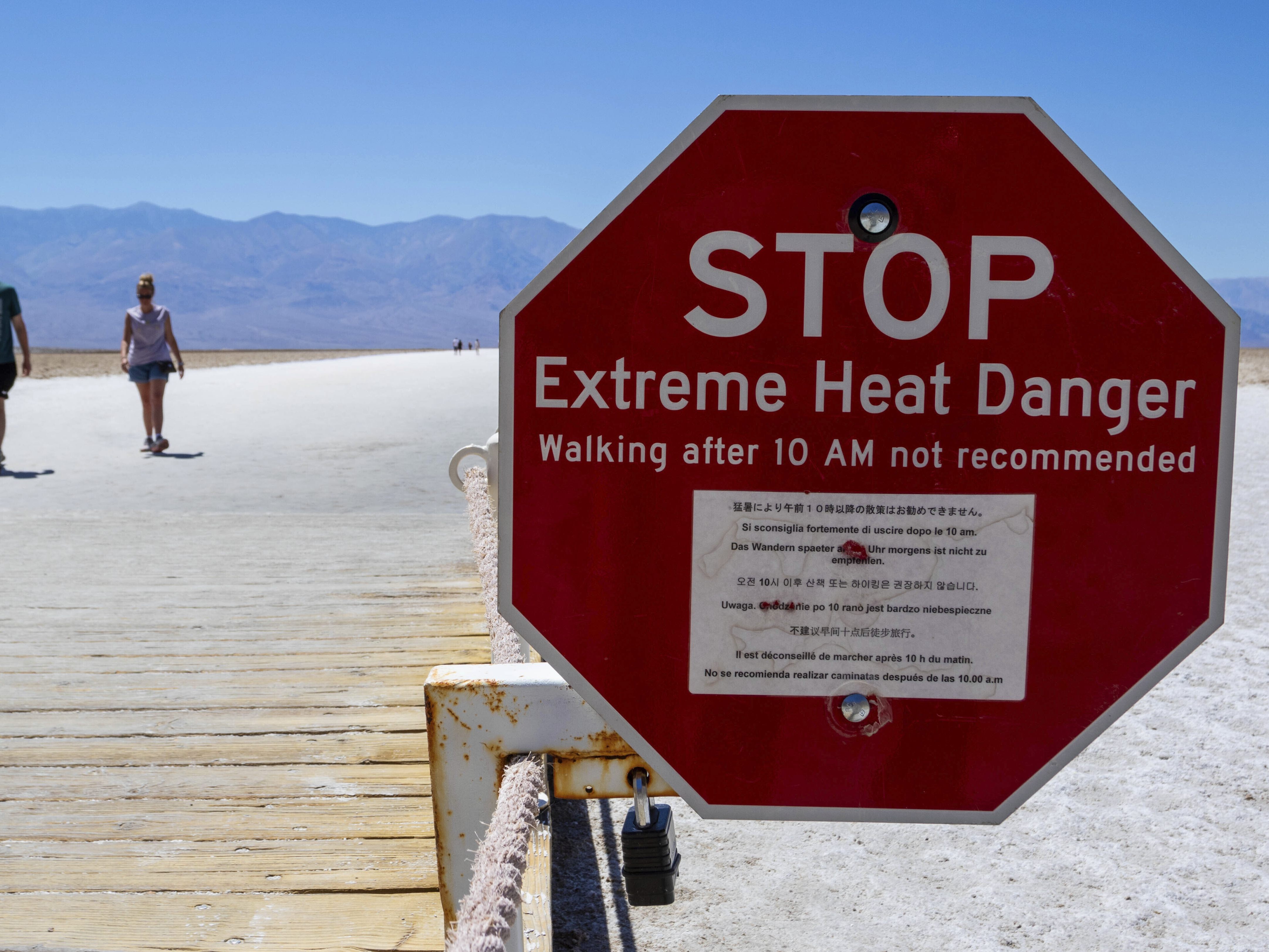 Der Süden der USA leidet seit Tagen unter extremer Hitze. Im berühmten Death Valley hat es 51 Grad Celsius. Der Süden der USA leidet seit Tagen unter extremer Hitze. Im berühmten Death Valley hat es 51 Grad Celsius.