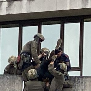 Die Polizei holte zwei Aktivisten per Seilbergung auf den Boden zurück.