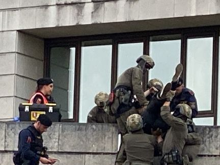 Die Polizei holte zwei Aktivisten per Seilbergung auf den Boden zurück.