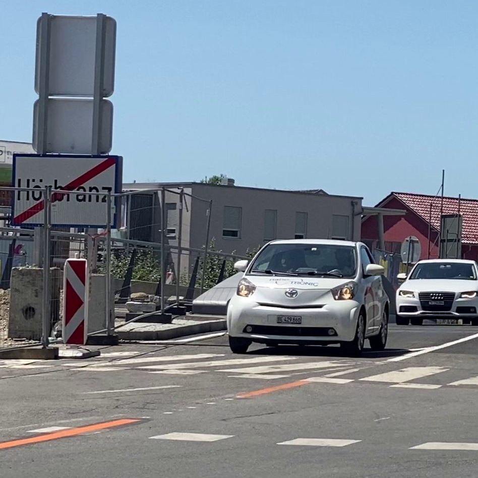 Erste Fahrzeuge fahren seit Freitagfrüh über die neue Brücke.