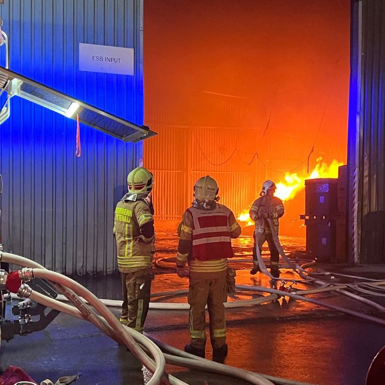 Loacker bedankt sich nach dem Brand bei den Einsatzkräften.