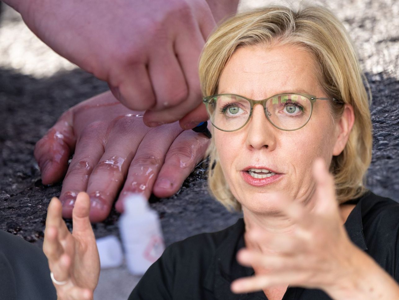 Ministerin Gewessler schießt scharf gegen Kanzler Nehammerl.