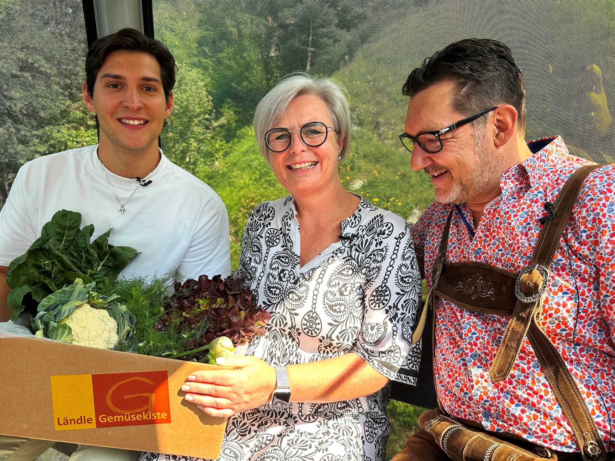 Zivildiener Florian Gstöhl und Lebenshilfe Personalreferentin Petra Grasser-Mattle sind zu Gast in der 290. Ausgabe "us dr Gondl" Zivildiener Florian Gstöhl und Lebenshilfe Personalreferentin Petra Grasser-Mattle sind zu Gast in der 290. Ausgabe "us dr Gondl"