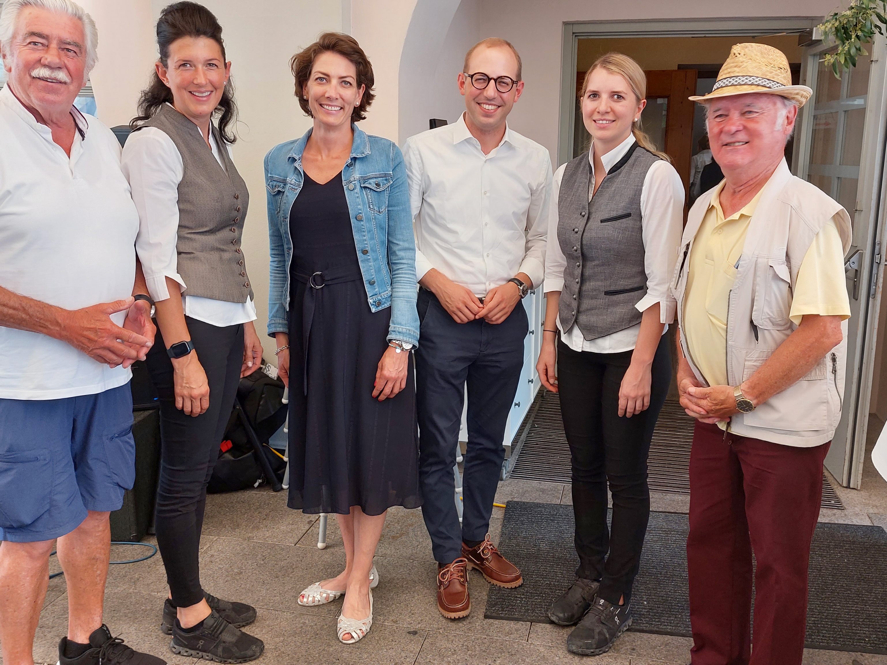 Organisator Paul Lau (li) und Ehrenobmann Hans Lederer (re) mit LAbg. Veronika Marte und LAbg. Raphael Wichtl und Kornmesser-Servicemitarbeiterinnen Organisator Paul Lau (li) und Ehrenobmann Hans Lederer (re) mit LAbg. Veronika Marte und LAbg. Raphael Wichtl und Kornmesser-Servicemitarbeiterinnen