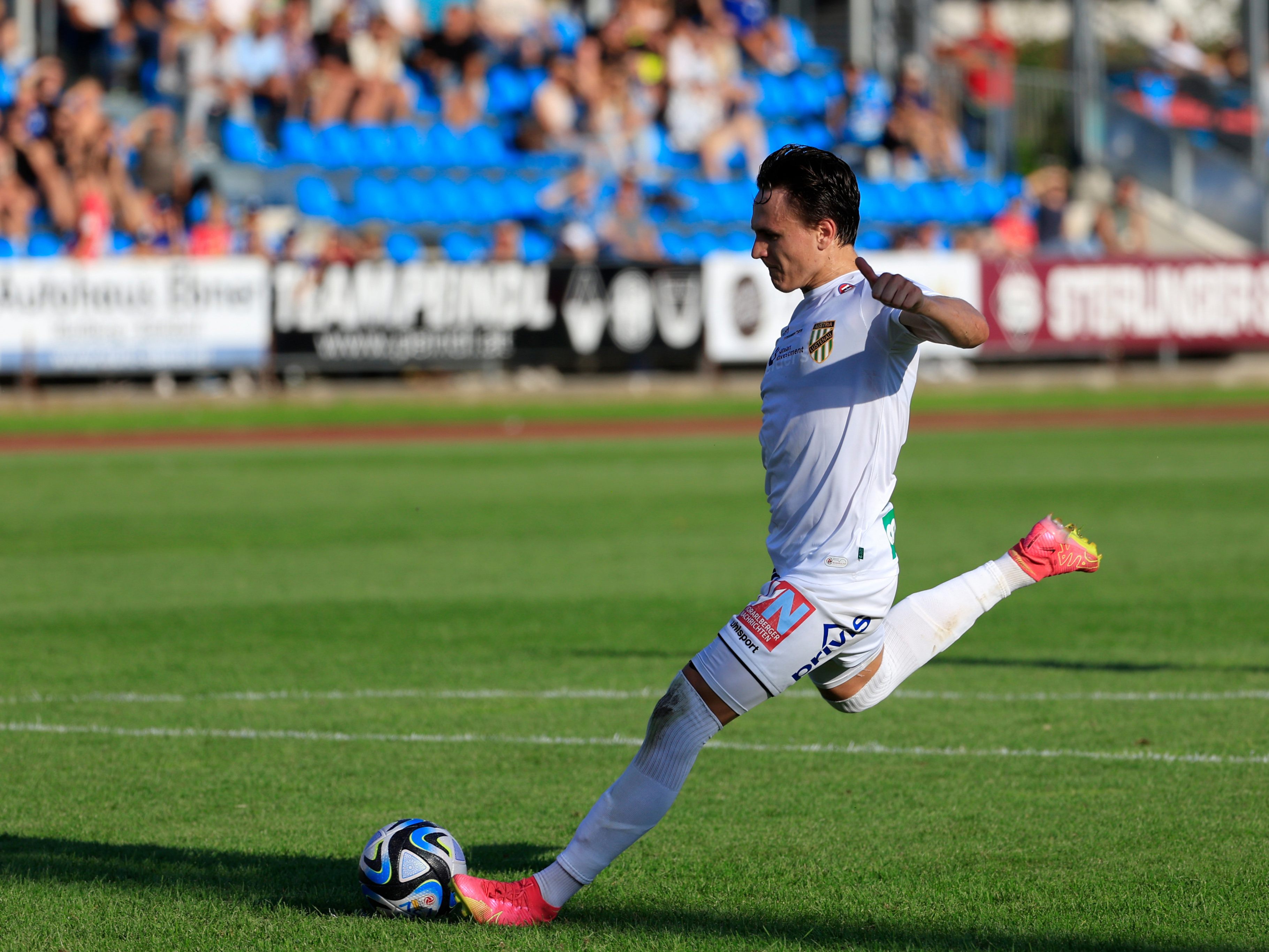 Lukas Fridrikas verwandelte den Elfmeter sicher zum 2:2. Lukas Fridrikas verwandelte den Elfmeter sicher zum 2:2.