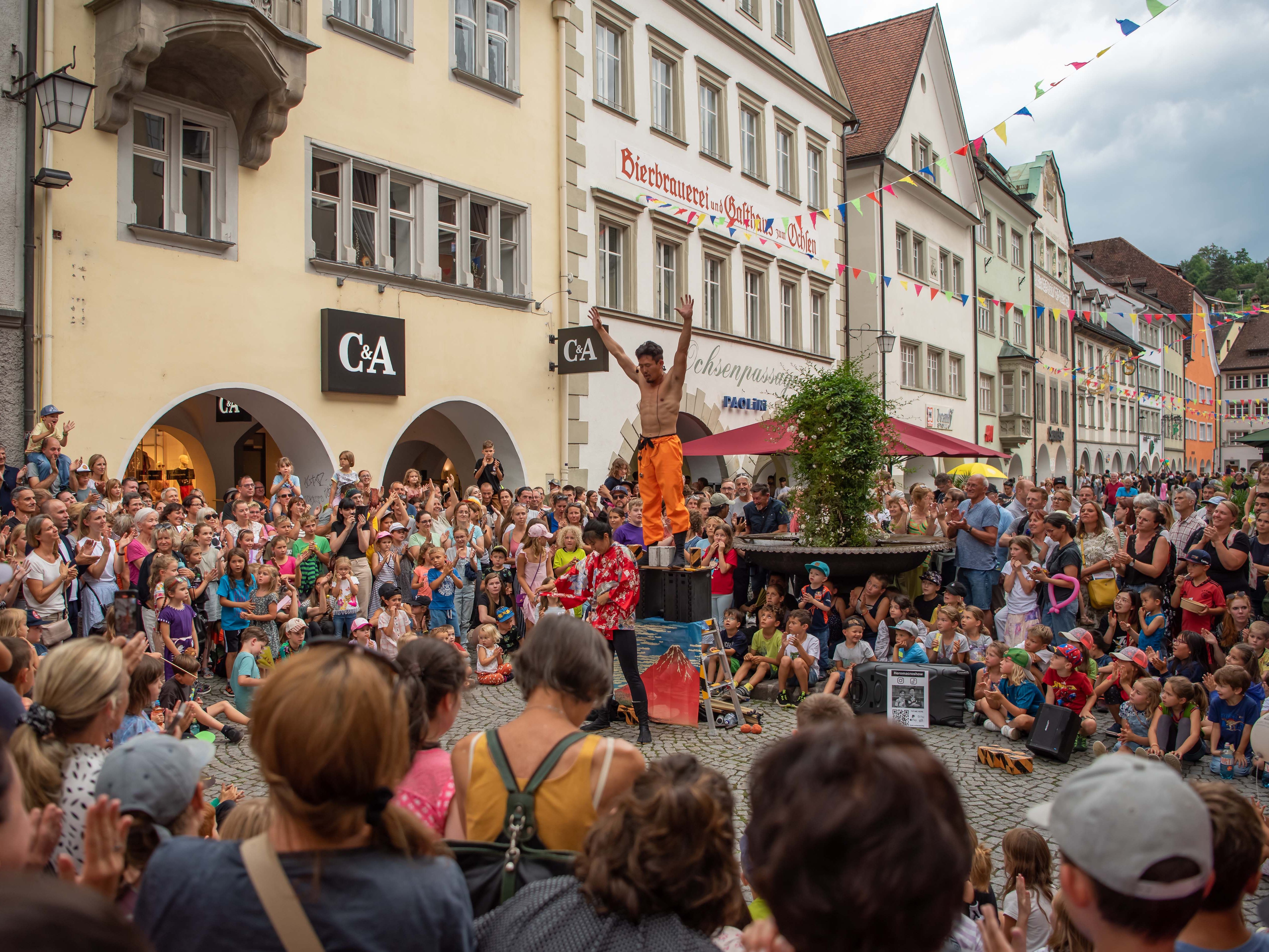 Wow! Die Gaukler übernahmen das Kommando in der Feldkircher Innenstadt Wow! Die Gaukler übernahmen das Kommando in der Feldkircher Innenstadt