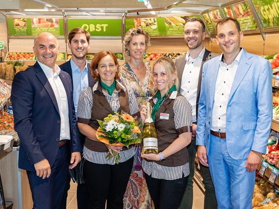 vlnr.: Filialgebietsleiter Werner Felder, Prokurist Valentin Drexel, Marktleiterin Nicole Baumann, Geschäftsführerin Carina Pollhammer, Marktleiter-Stellvertreterin Jasmin Kölbl, Leiter Vertrieb Filialorganisation Thomas Gapp, Bürgermeister Andreas Kresser © SPAR/Hirschbühl Fotografie