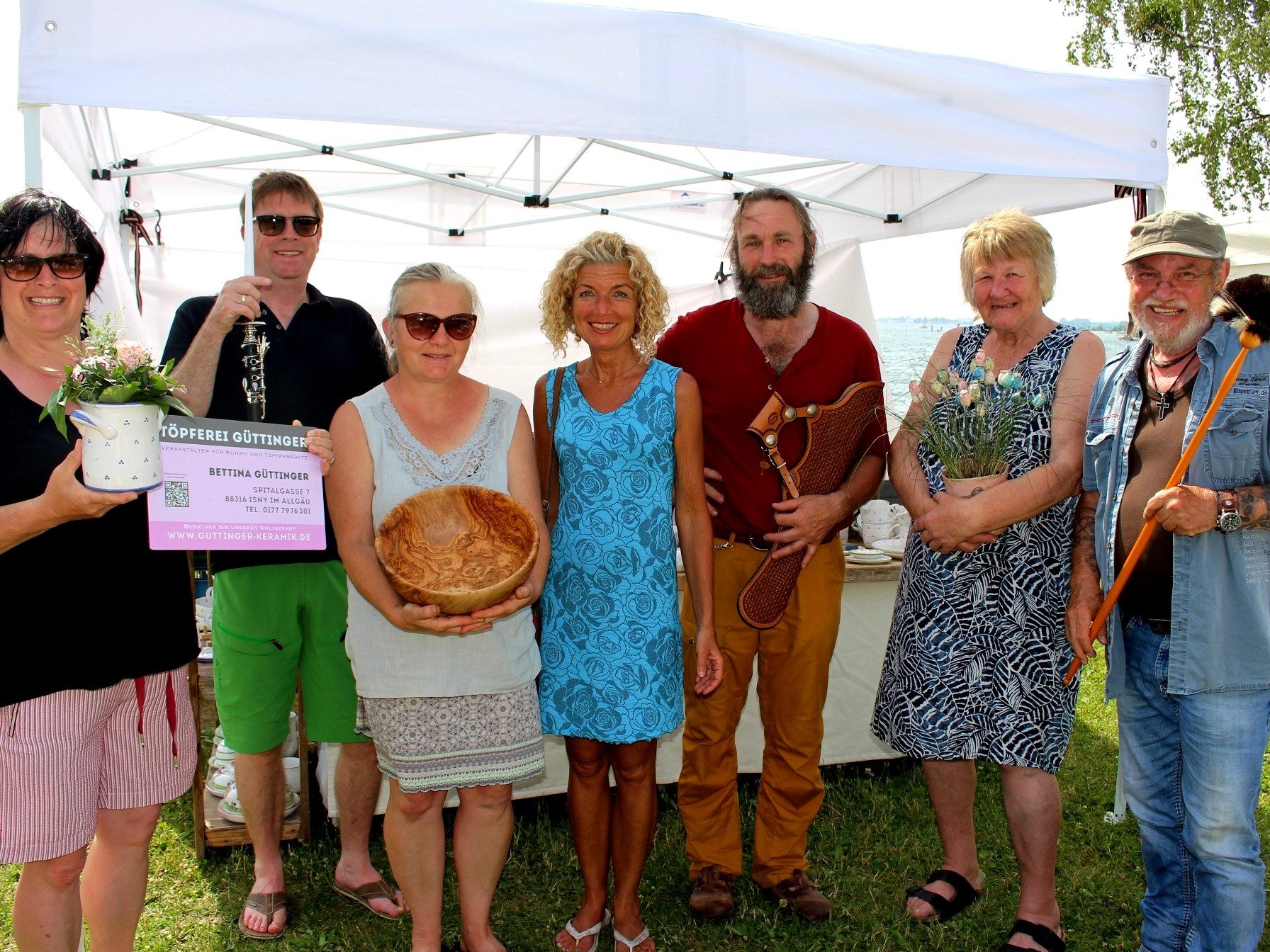 Zusammen mit langjährigen Marktständlern freut sich Organisatorin Bettina Güttinger (links im Bild) von der Töpferei B. Güttinger aus Isny auf den „Kunst-Handwerker-Markt“ in der Bodenseegemeinde Hard. Zusammen mit langjährigen Marktständlern freut sich Organisatorin Bettina Güttinger (links im Bild) von der Töpferei B. Güttinger aus Isny auf den „Kunst-Handwerker-Markt“ in der Bodenseegemeinde Hard.