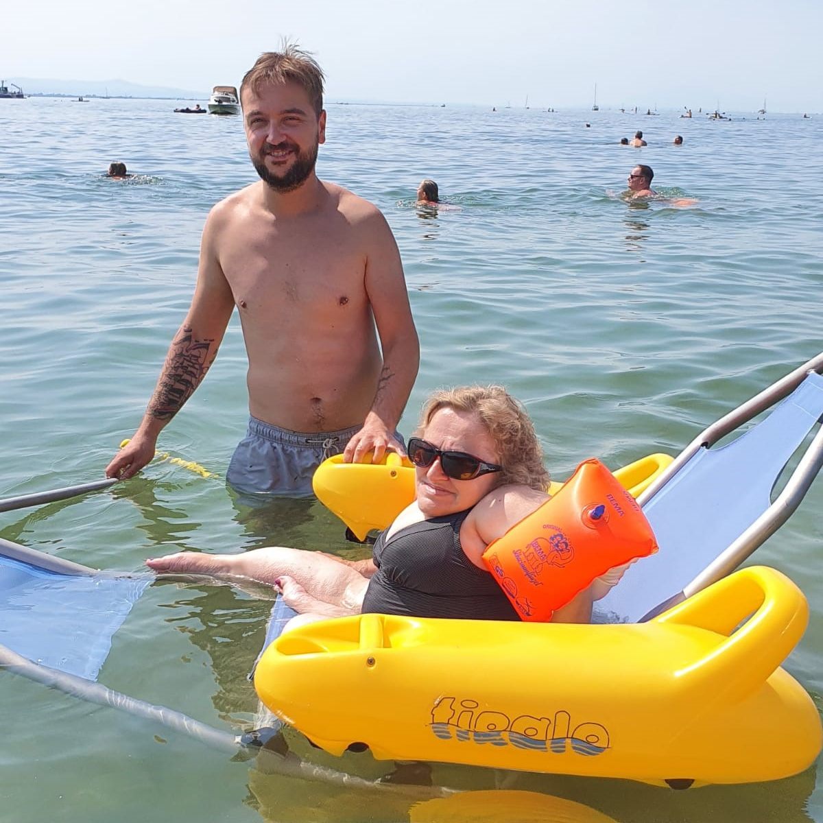 Karin Stöckler beim Baden mit dem Schwimmrollstuhl: "Die Abkühlung ist einfach herrlich."