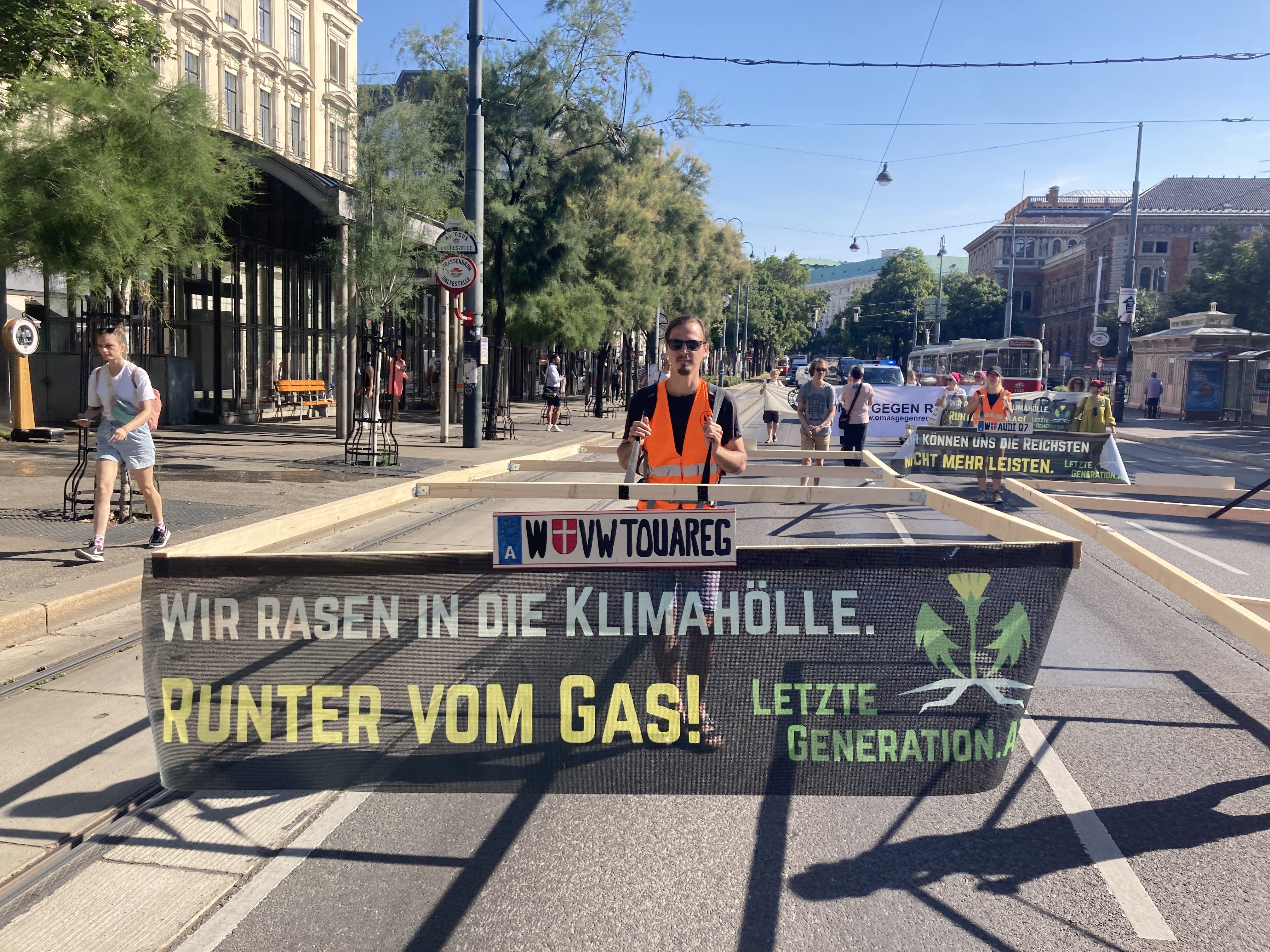 Klimaaktivisten verzögerten mit "Gehzeugen" den Verkehr am Wiener Ring.