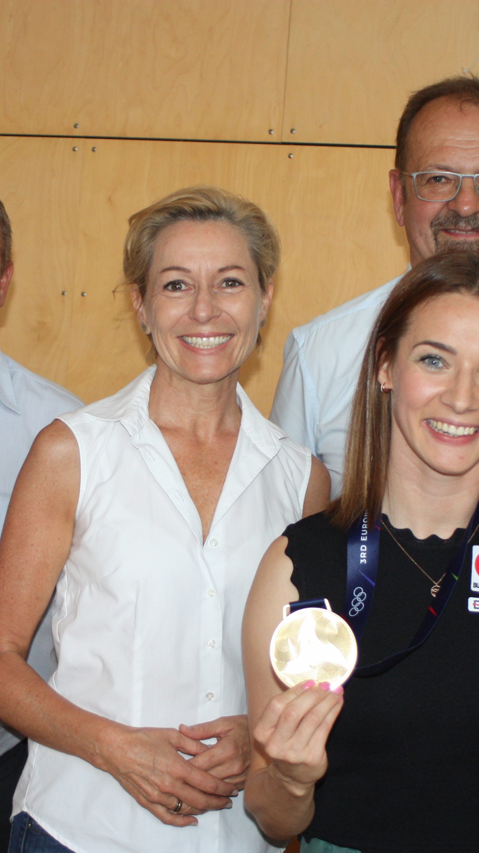 Mutter Karin Plank, Vater Gerhard Plank, LR Martina Rüscher, Mäder Bgm. Rainer Siegele, Goldige Bettina Plank und KC Mäder Vizeobmann