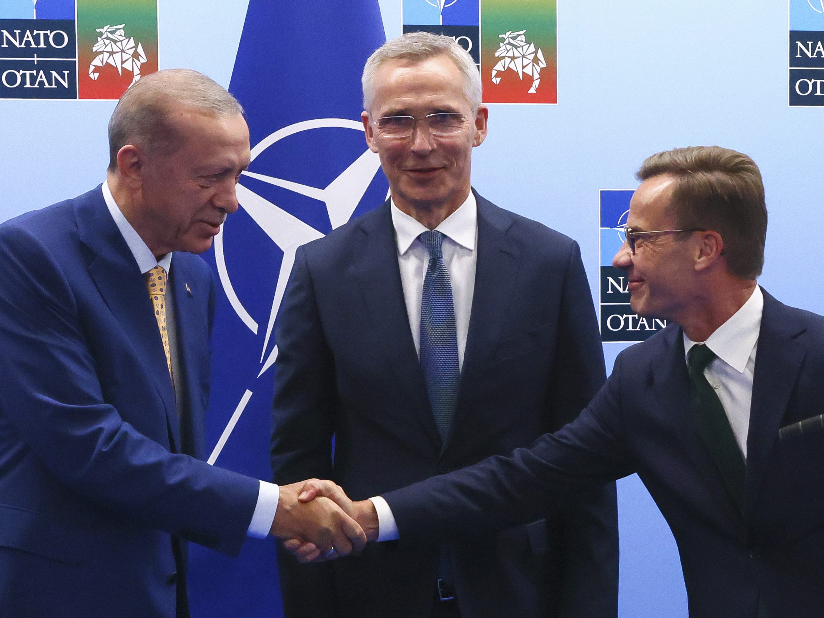 Recep Tayyip Erdogan (links), Ulf Kristersson (rechts) und Jens Stoltenberg. Recep Tayyip Erdogan (links), Ulf Kristersson (rechts) und Jens Stoltenberg.