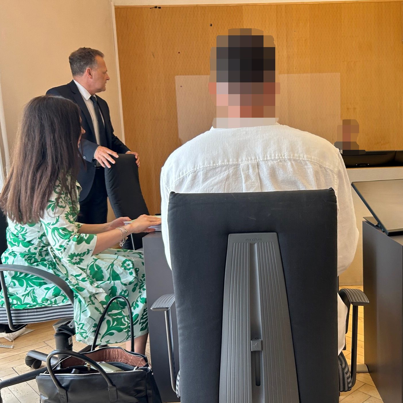 Der zweite Kläger im Zivilverfahren klagt auf Schmerzengeld und Sanierungskosten in der Höhe von 40.000 Euro.