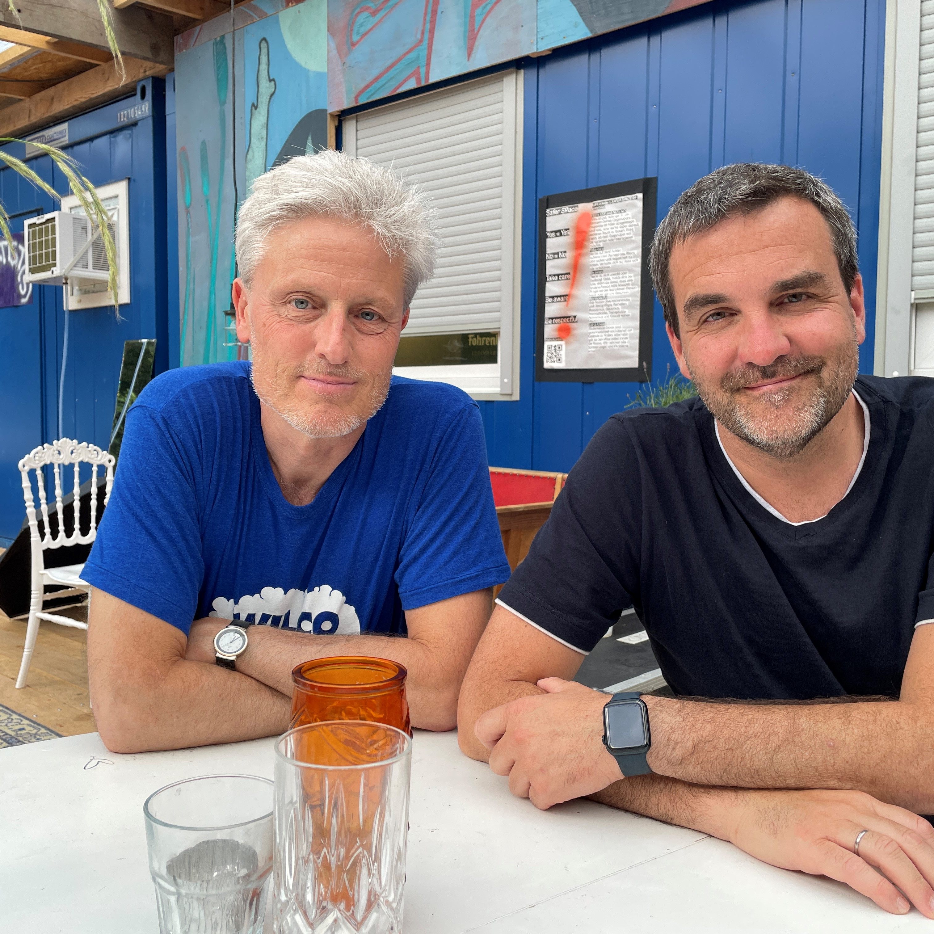 Florian Scheuba (links) und Florian Klenk (rechts) im Backstagebereich der Poolbar.