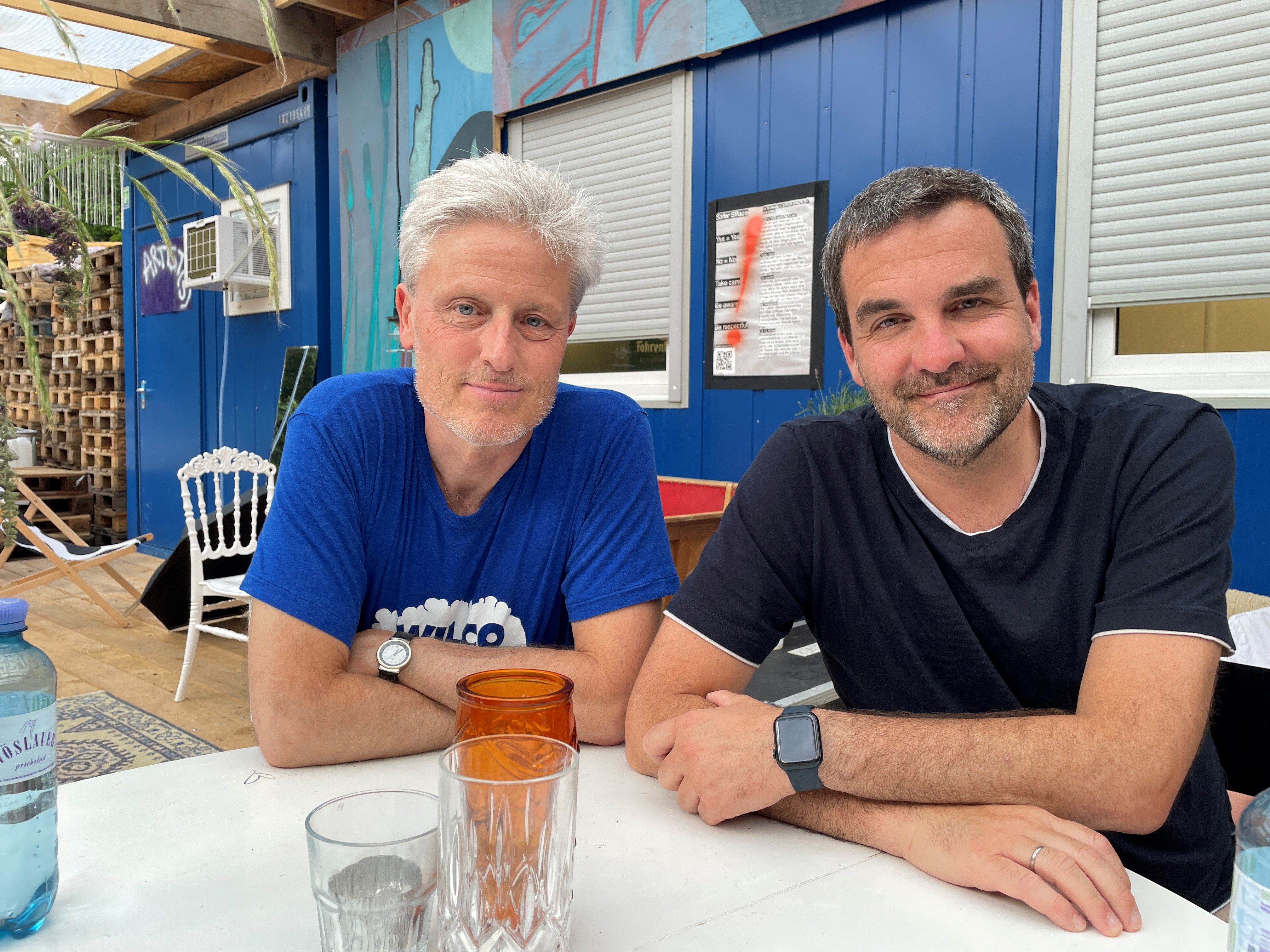 Florian Scheuba (links) und Florian Klenk (rechts) im Backstagebereich der Poolbar. Florian Scheuba (links) und Florian Klenk (rechts) im Backstagebereich der Poolbar.