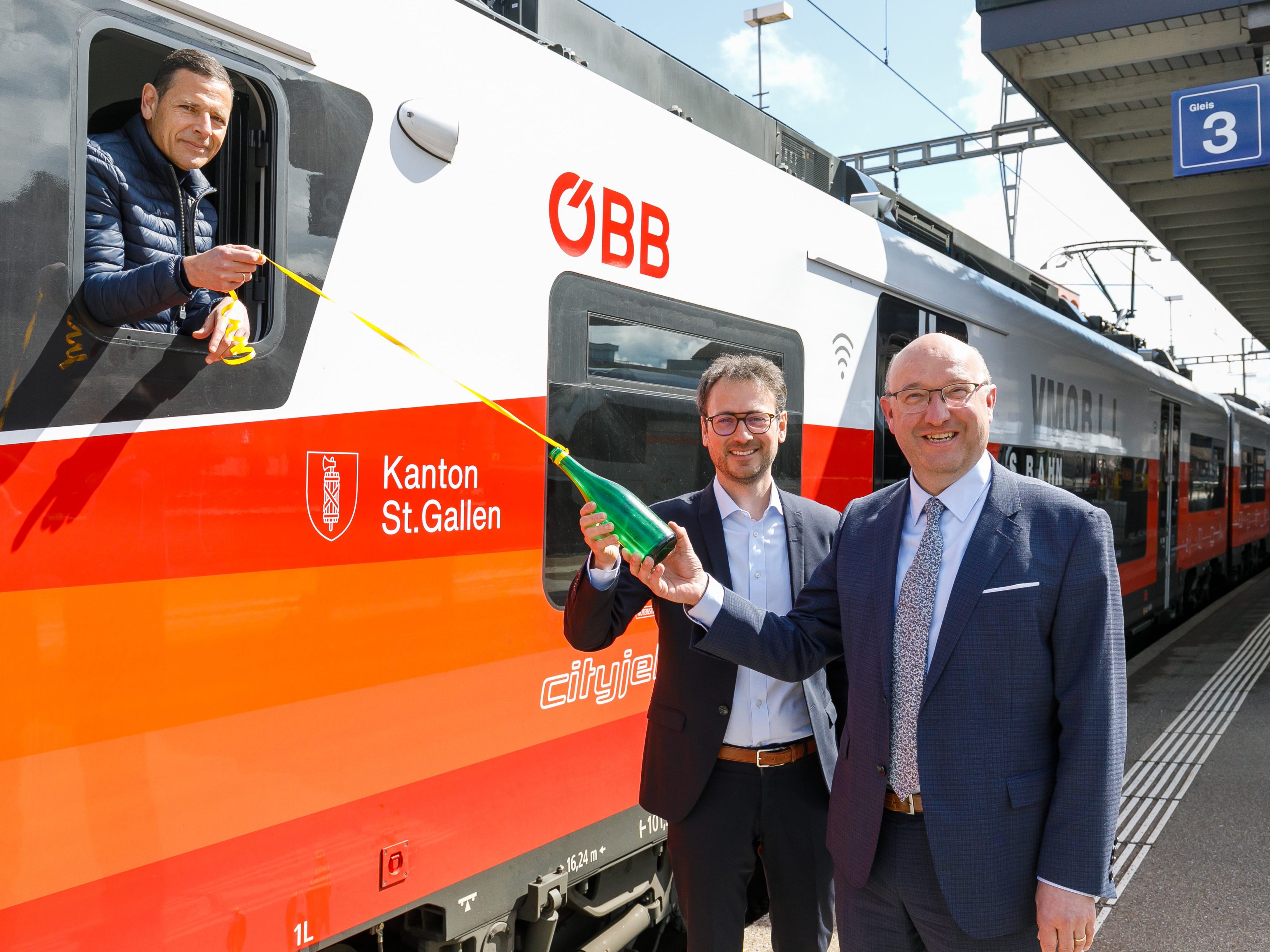 Landesrat Zadra und Regierungsrat Tinner bei einer Zugtaufe im April.