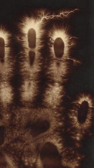 Diese Hand unter Strom hat nichts mit der Lichtabgabe einer menschlichen Hand zu tun.