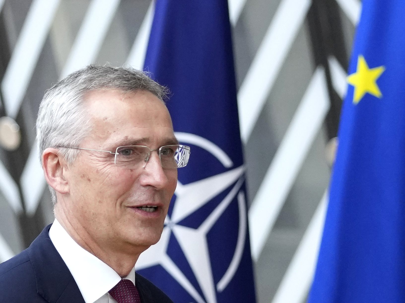 Norweger Stoltenberg bleibt bis nächstes Jahr im Amt.
