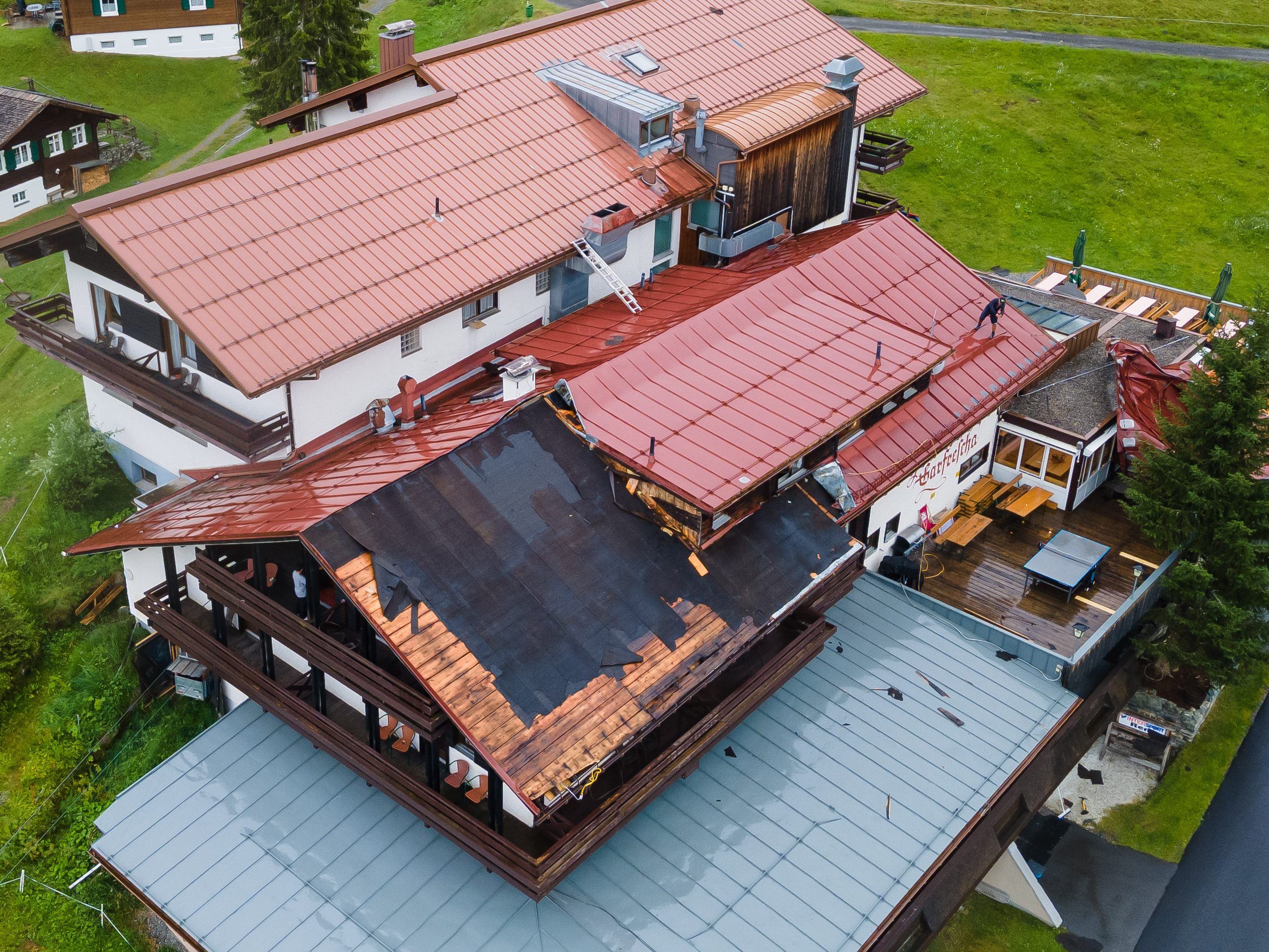 Ein Dach in St-Gallenkirch überstand den Sturm nicht,und wurde großflächig abgedeckt. Ein Dach in St-Gallenkirch überstand den Sturm nicht,und wurde großflächig abgedeckt.