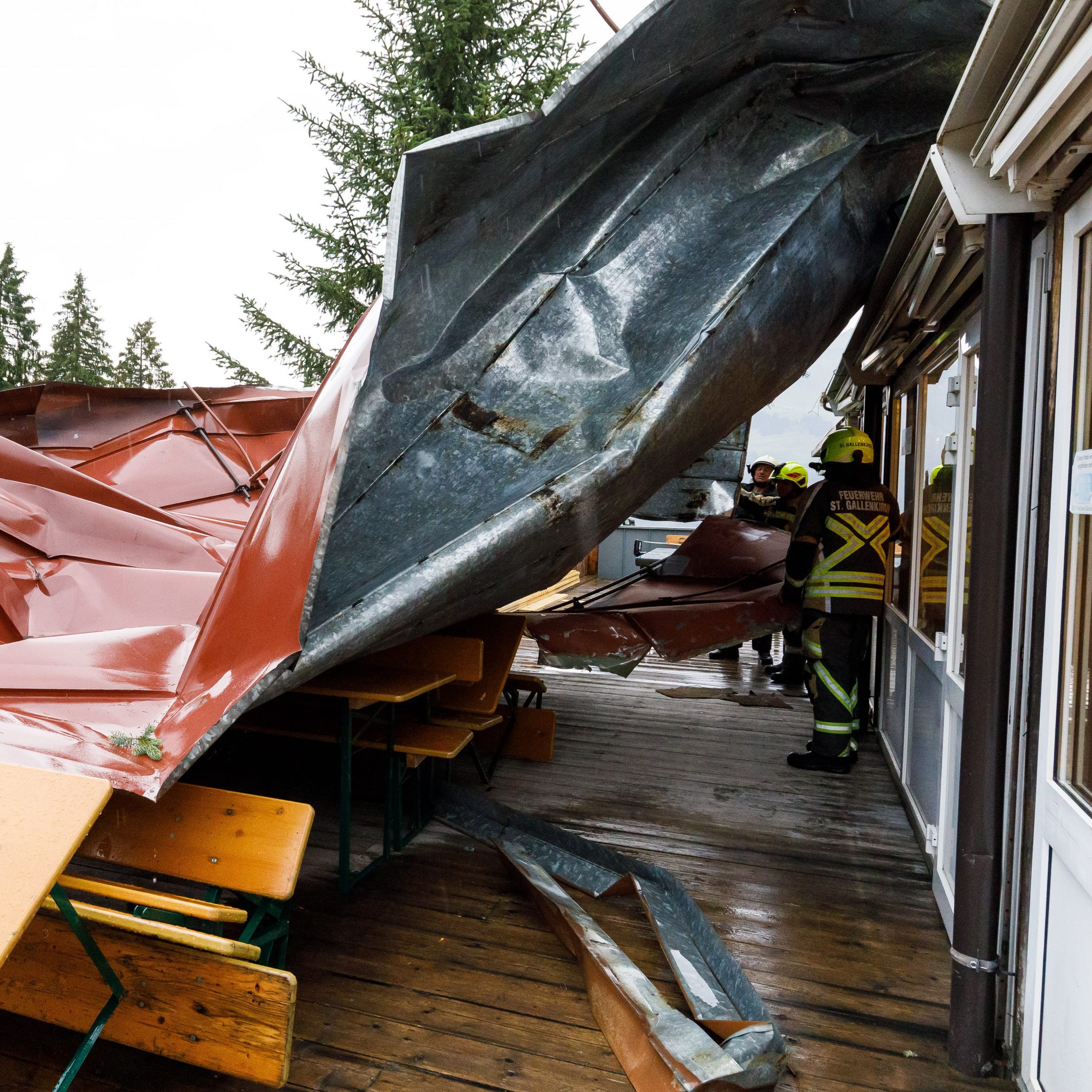 Ein Blechdach, da der Sturm in St. Gallenkirch weggerissen hat.