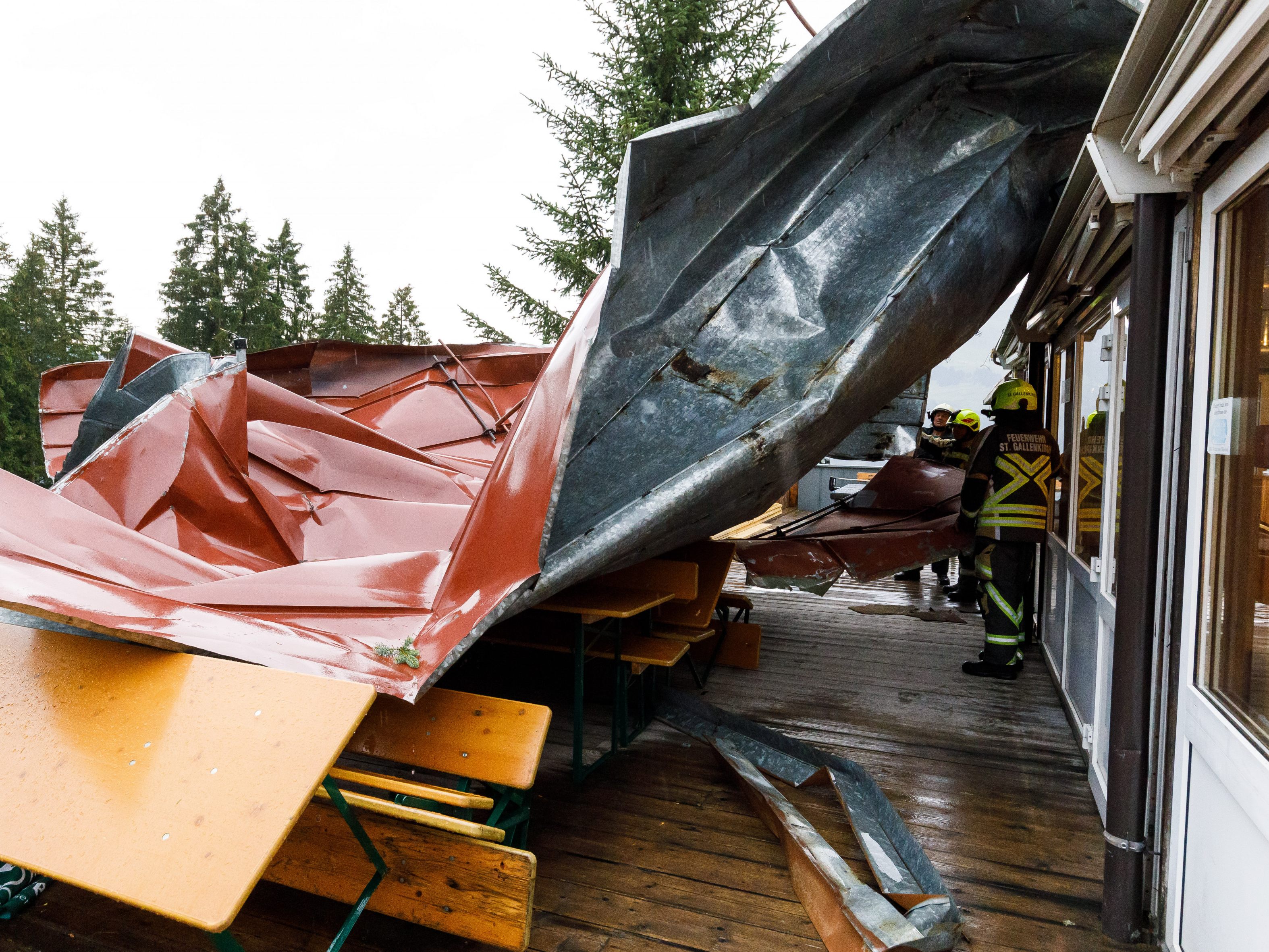 Ein Blechdach, da der Sturm in St. Gallenkirch weggerissen hat. Ein Blechdach, da der Sturm in St. Gallenkirch weggerissen hat.