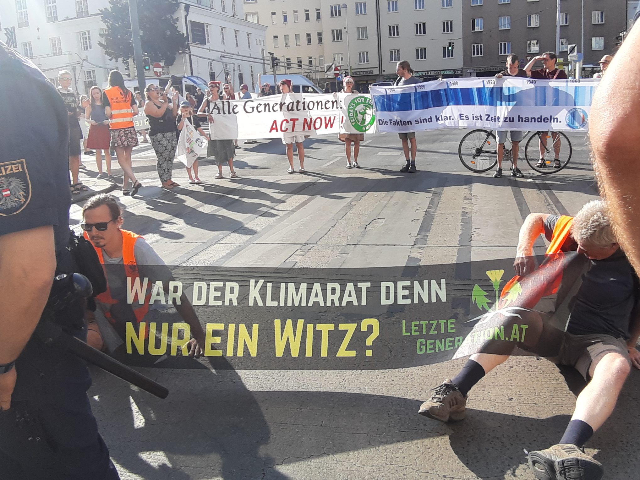 Klimarat: 93 Empfehlungen als "wohlüberlegte, sozialgerechte Klimaschutzmaßnahmen". Klimarat: 93 Empfehlungen als "wohlüberlegte, sozialgerechte Klimaschutzmaßnahmen".