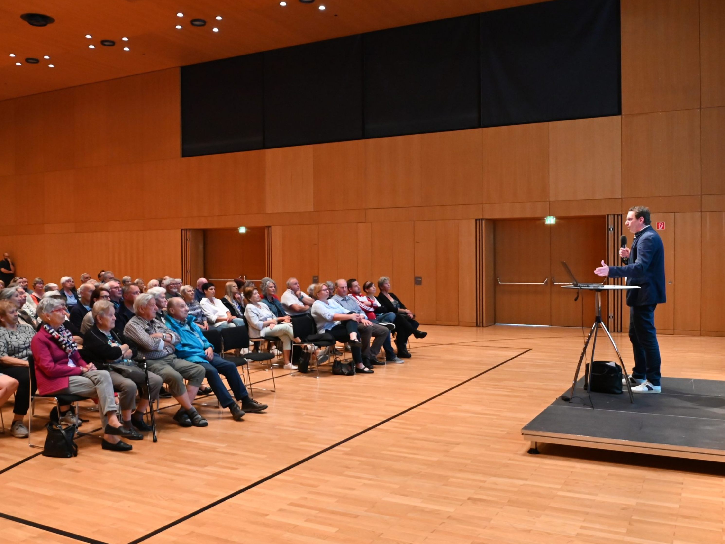 Bürgermeister Markus Giesinger gab den interessierten Gästen erste Eindrücke vom neuen „Paulihaus“ Bürgermeister Markus Giesinger gab den interessierten Gästen erste Eindrücke vom neuen „Paulihaus“