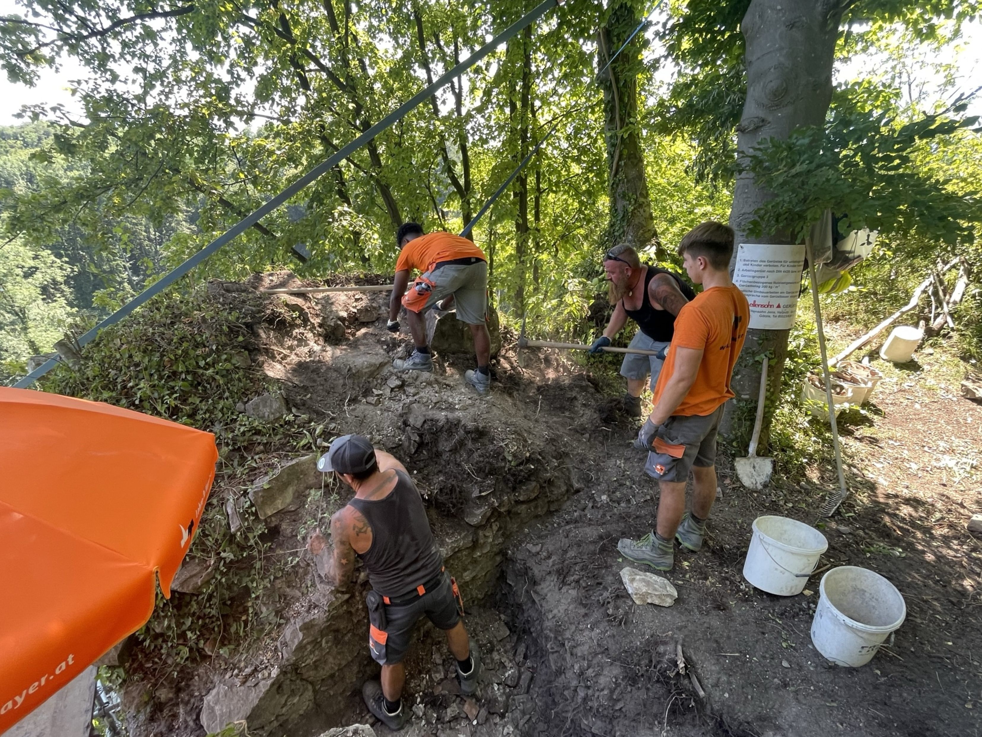Trotz der teils hochsommerlichen Temperaturen wird an der Neuburg wieder gearbeitet