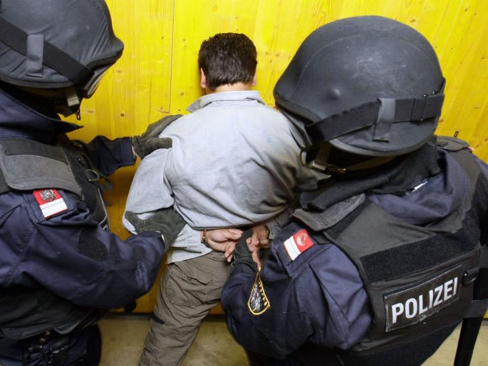 Weil fünf Männer zwei Männer in Wien-Favoriten attackierten und ausraubten, kam es am Freitag zu einem WEGA-Einsatz. Weil fünf Männer zwei Männer in Wien-Favoriten attackierten und ausraubten, kam es am Freitag zu einem WEGA-Einsatz.