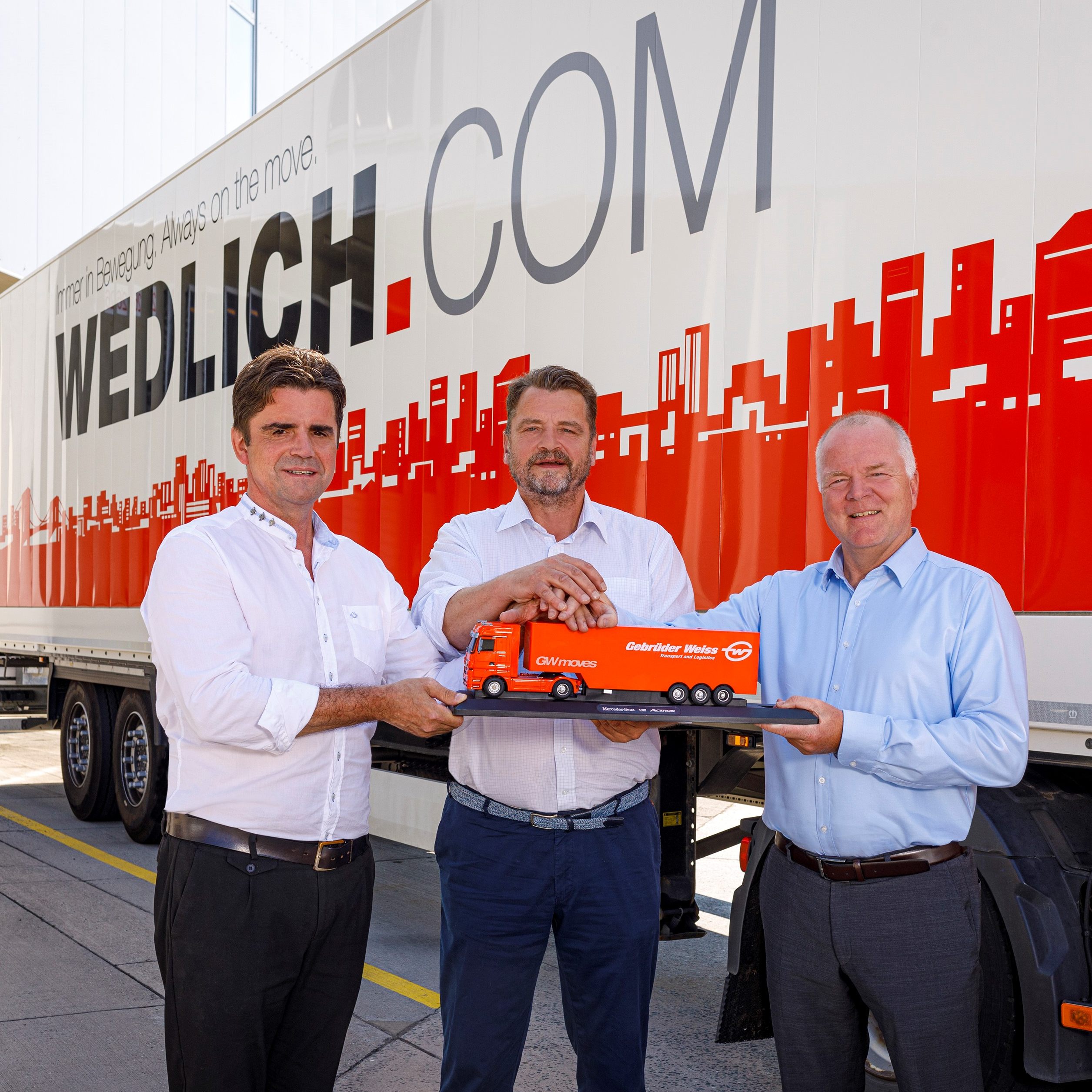 Bei der Vertragsunterzeichnung (v.l.): Christian und Alfred Wedlich, Geschäftsführer Wedlich, und Werner Dettenthaler, Geschäftsführer Landverkehr Deutschland bei Gebrüder Weiss.