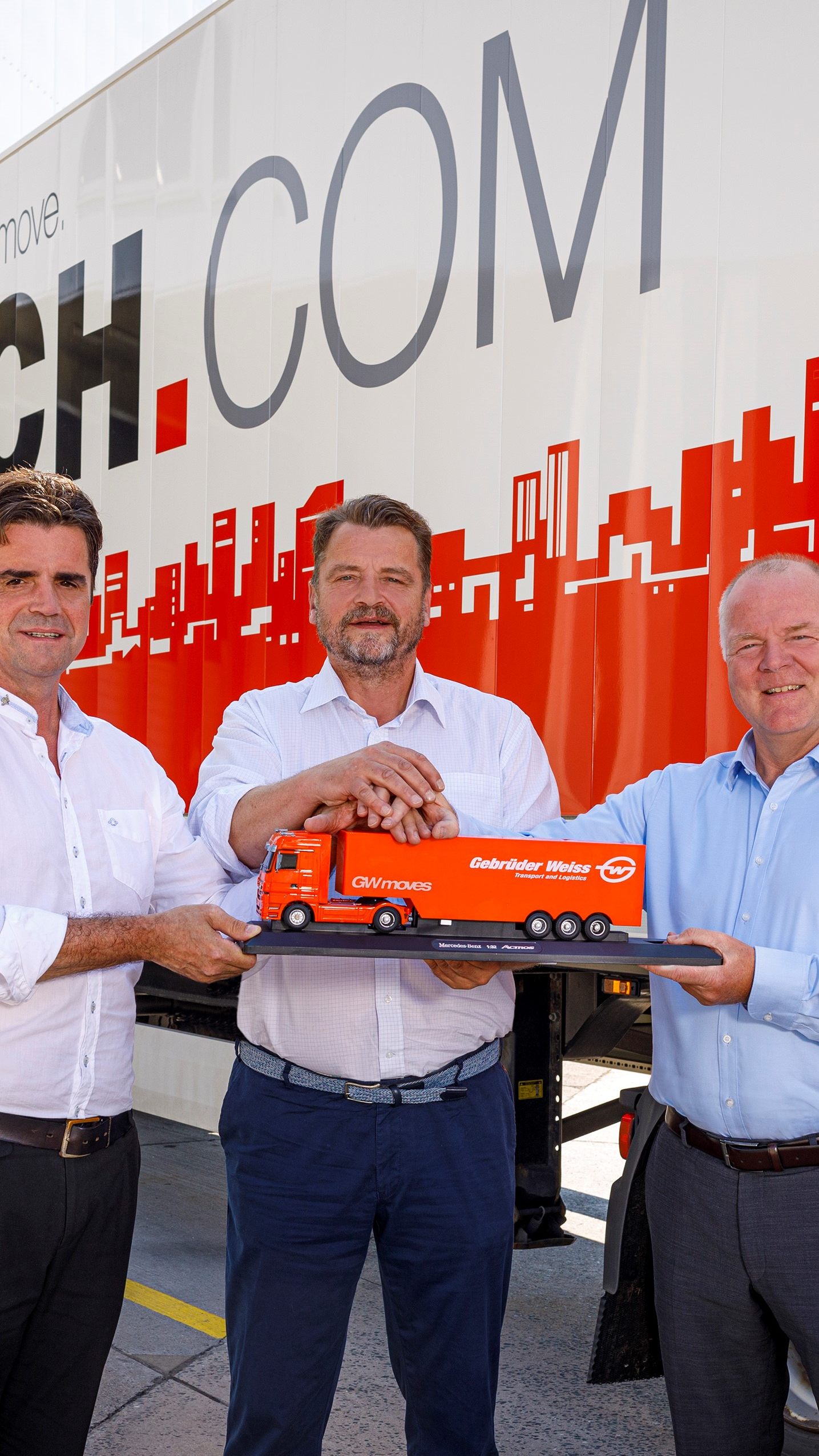 Bei der Vertragsunterzeichnung (v.l.): Christian und Alfred Wedlich, Geschäftsführer Wedlich, und Werner Dettenthaler, Geschäftsführer Landverkehr Deutschland bei Gebrüder Weiss.