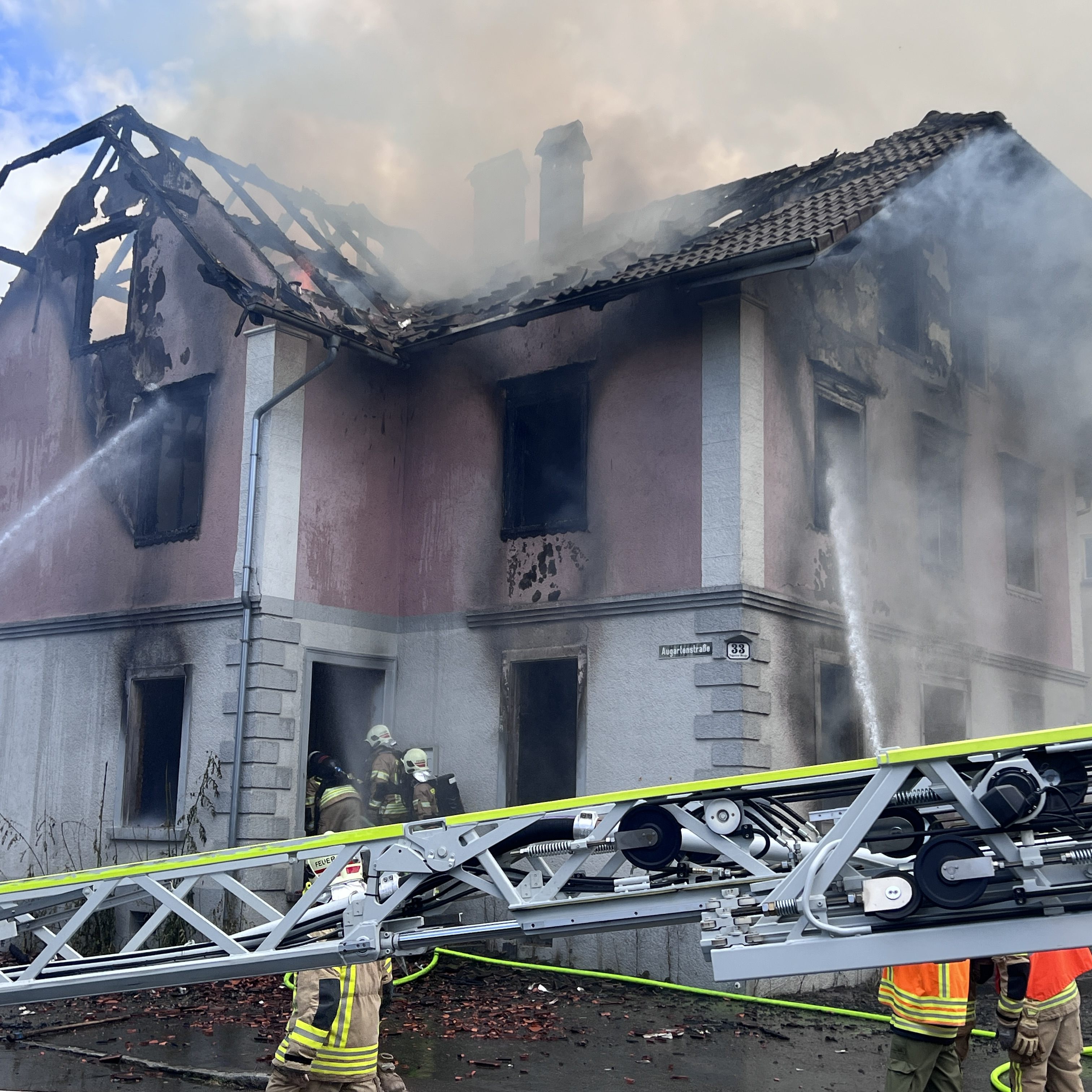 2 Feuerwehrleute wurden verletzt.