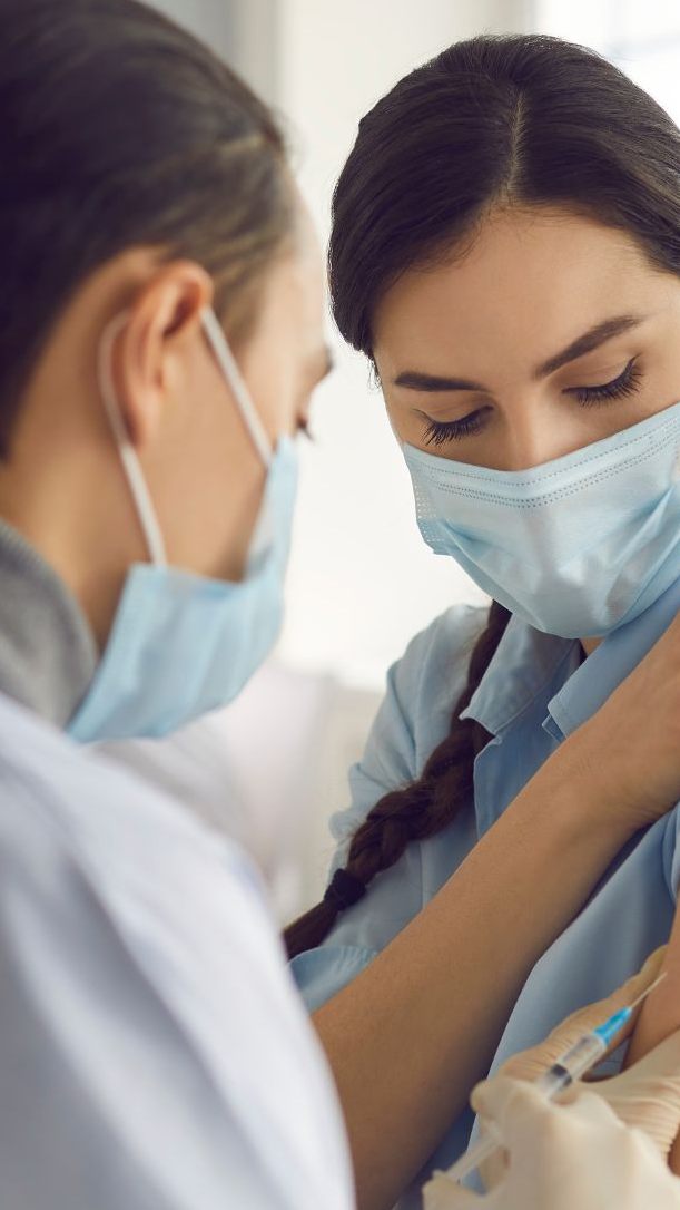 Zweifach-Impfung und Infektion schützt am besten.