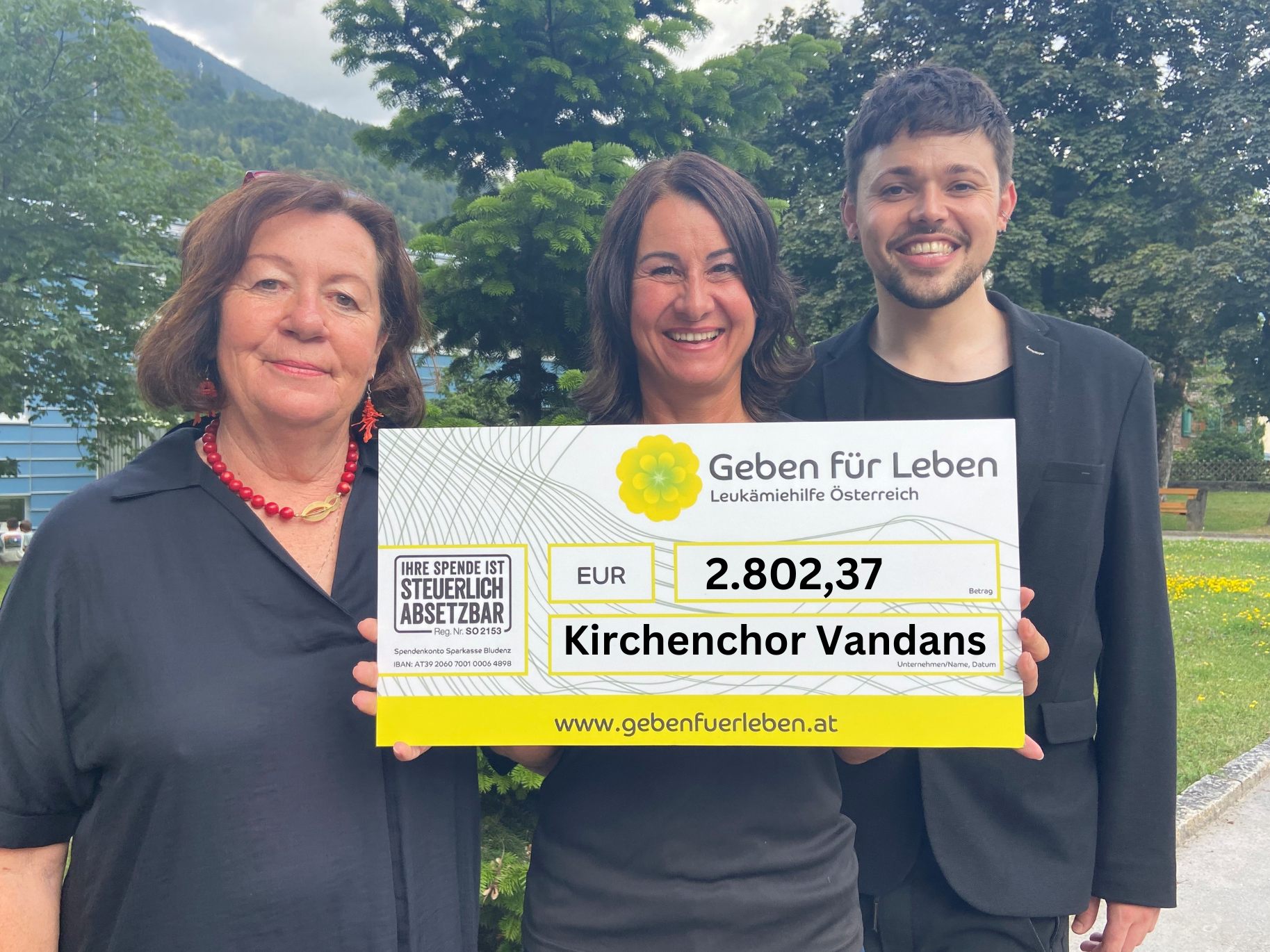 Irene Wachter-Rützler, Susanne Marosch und Martin Blakolmer bei der Scheckübergabe.