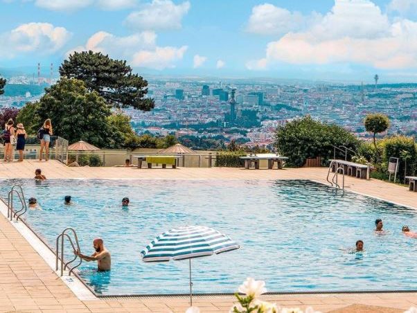 Das Wiener Krapfenwaldbad feiert seinen 100. Geburtstag. Das Wiener Krapfenwaldbad feiert seinen 100. Geburtstag.