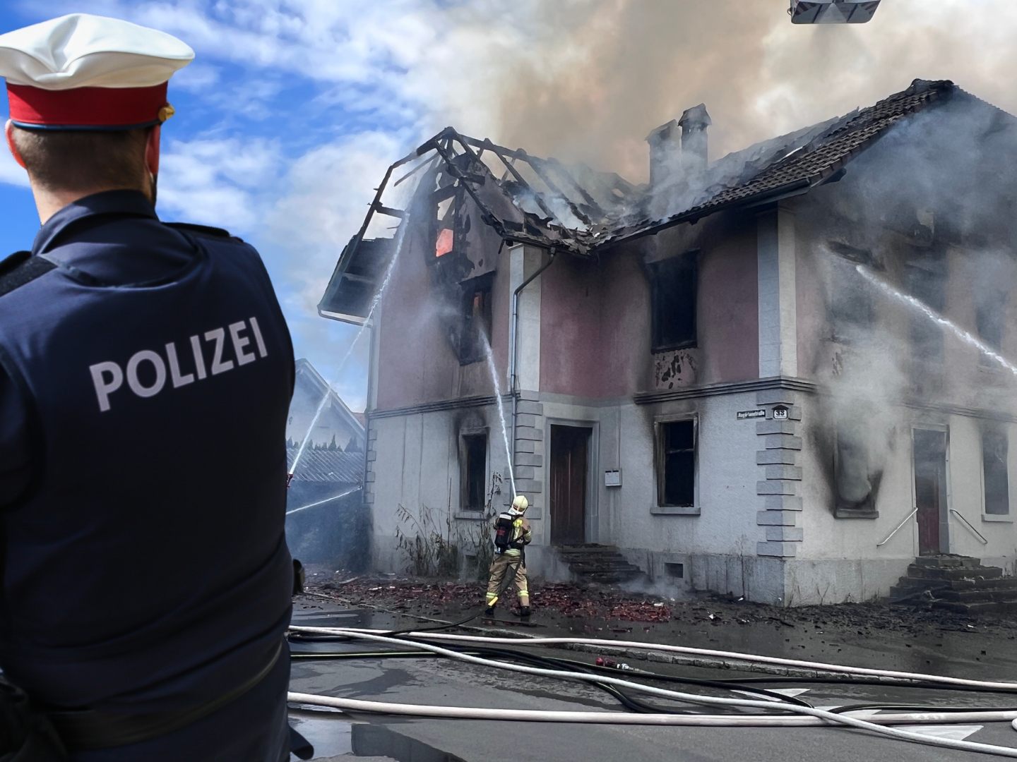 Die Polizei vermutet Brandstiftung. Die Polizei vermutet Brandstiftung.