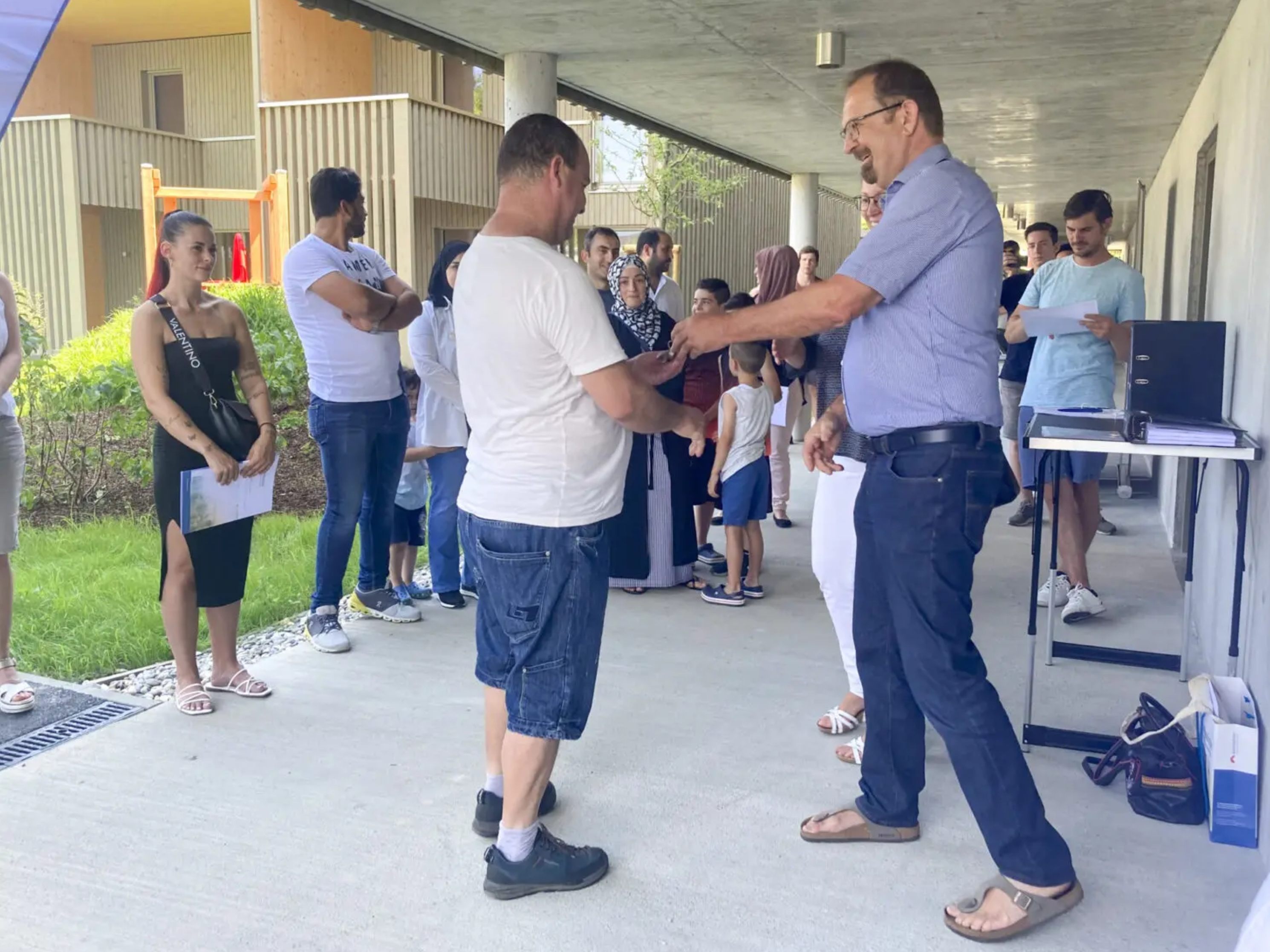 Bürgermeister Rainer Siegele durfte den neuen Mietern die Schlüssel der Alpenländischen-Wohnanlage im Gartenweg übergeben Bürgermeister Rainer Siegele durfte den neuen Mietern die Schlüssel der Alpenländischen-Wohnanlage im Gartenweg übergeben