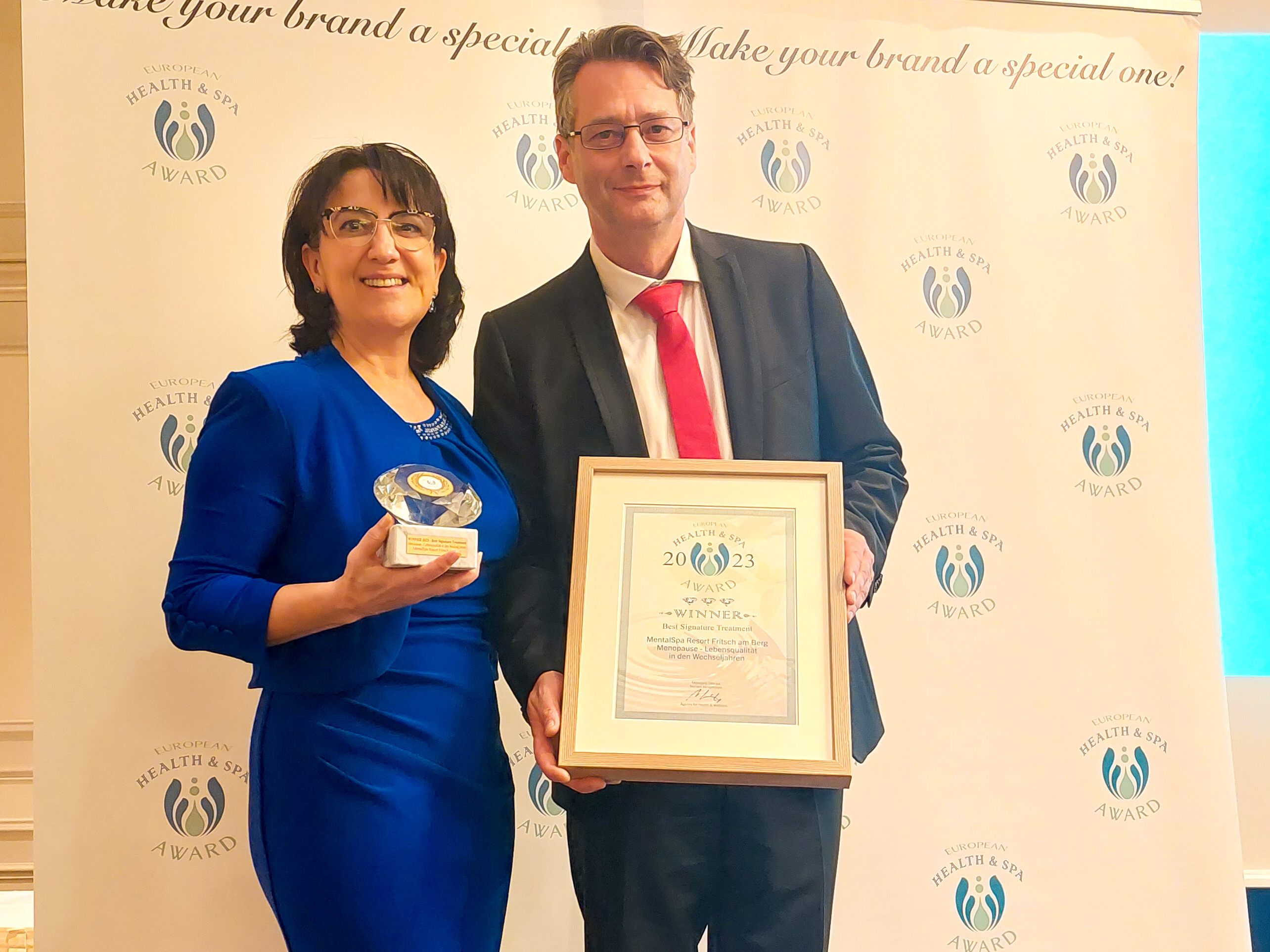 Diana Sicher-Fritsch und Thomas Fritsch mit dem SPA Award. Diana Sicher-Fritsch und Thomas Fritsch mit dem SPA Award.