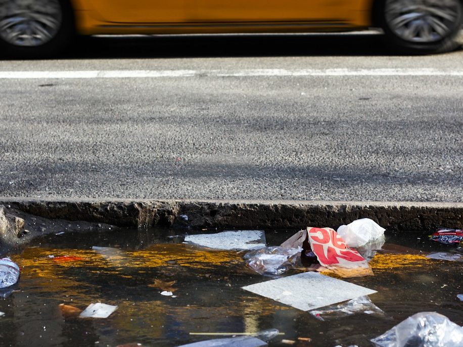 Die Asfinag fischte 2022 fast 8.000 Tonnen Müll von den Autobahnen. Die Asfinag fischte 2022 fast 8.000 Tonnen Müll von den Autobahnen.