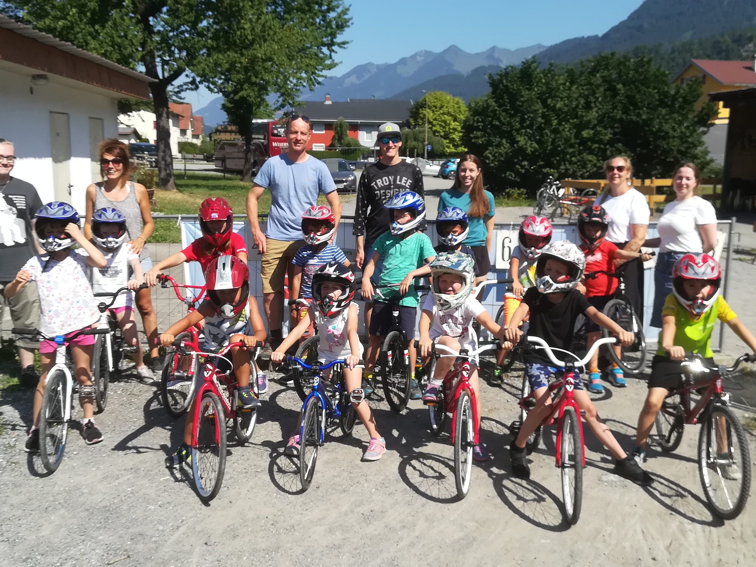 Tolles Erlebnis für die Kinder, Betreuer und Trainer auf der BMX-Anlage Tolles Erlebnis für die Kinder, Betreuer und Trainer auf der BMX-Anlage