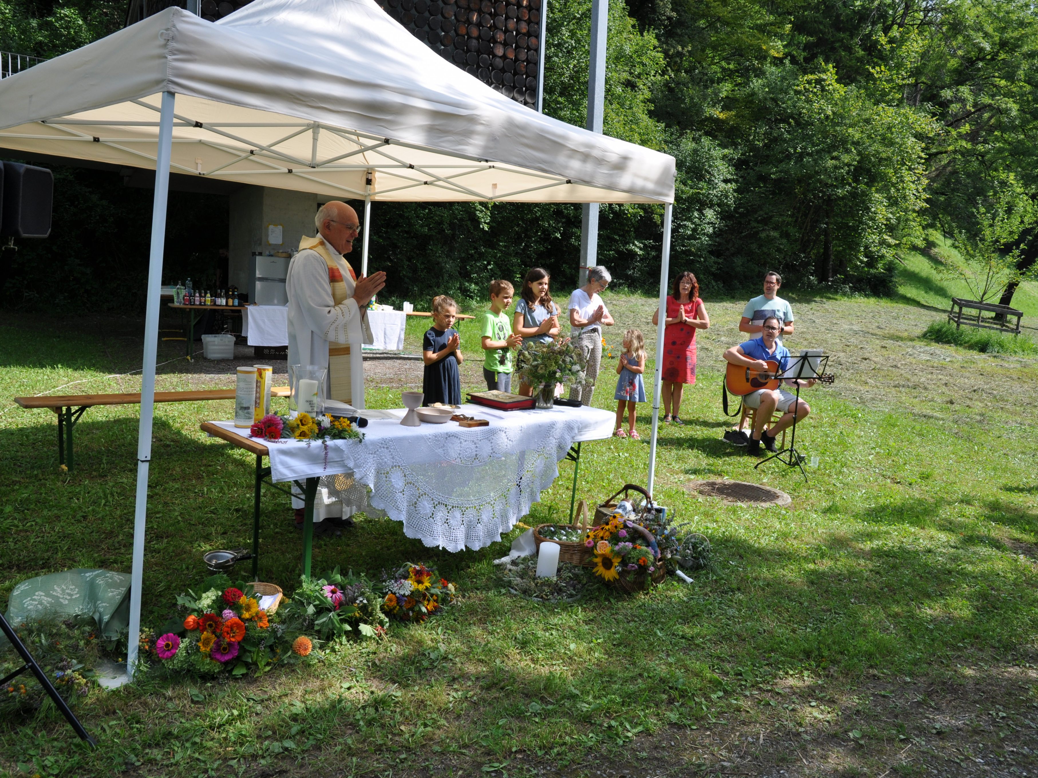 Gemeinschafts-Gottesdienst einiger Vorderland-Pfarren als Bergmesse bei der Familienkapelle Fraxern. Gemeinschafts-Gottesdienst einiger Vorderland-Pfarren als Bergmesse bei der Familienkapelle Fraxern.
